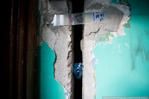 Без инвестиций в трещины: власти восьмой год решают судьбу аварийного дома на Моспроспекте