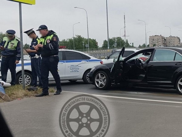 На Сельме элитному «Мерседесу» выбили стекло при задержании водителя На Сельме элитному «Мерседесу» выбили стекло при задержании водителя