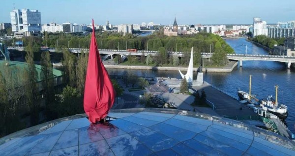 Над круглым небоскрёбом в центре Калининграда подняли красный флаг Над круглым небоскрёбом в центре Калининграда подняли красный флаг