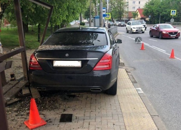 В Калининграде элитный &laquo;Мерседес&raquo; врезался в автобусную остановку