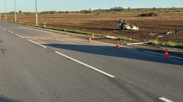 По пути из Полесска в Калининград «Лада Калина» снесла фонарь и вылетела в поле По пути из Полесска в Калининград «Лада Калина» снесла фонарь и вылетела в поле