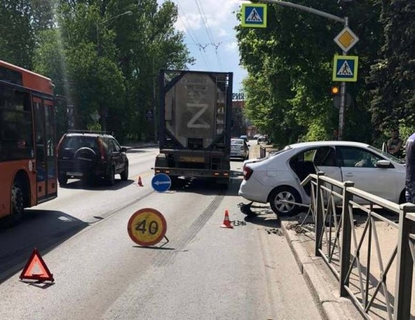 В Калининграде «Шкода» спасалась на тротуаре от наезда грузовика В Калининграде «Шкода» спасалась на тротуаре от наезда грузовика