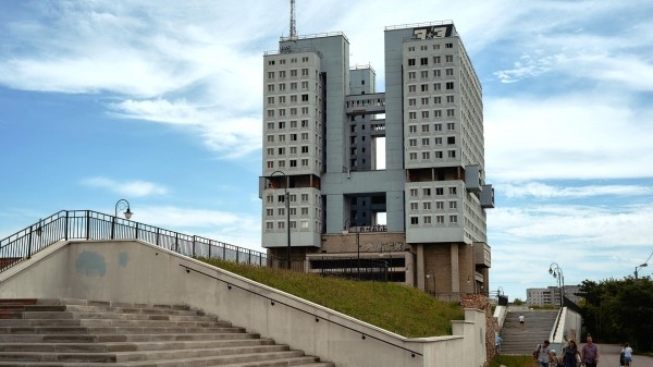 Власти: в Калининграде начали сносить легендарный долгострой Дом Советов