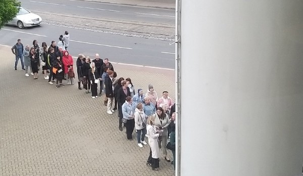 Сотни людей выстроились в очередь в Драмтеатр в Калининграде Сотни людей выстроились в очередь в Драмтеатр в Калининграде