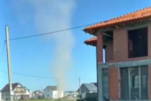 В Гурьевске сняли на видео пыльный вихрь
В Гурьевске сняли на видео пыльный вихрь