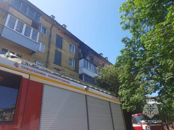 В Балтийске из квартиры с горящим балконом вынесли инвалида В Балтийске из квартиры с горящим балконом вынесли инвалида