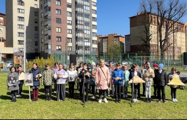 Обучающиеся школ города приняли участие в песенном флешмобе «Этот день Победы…» Обучающиеся школ города приняли участие в песенном флешмобе «Этот день Победы…»