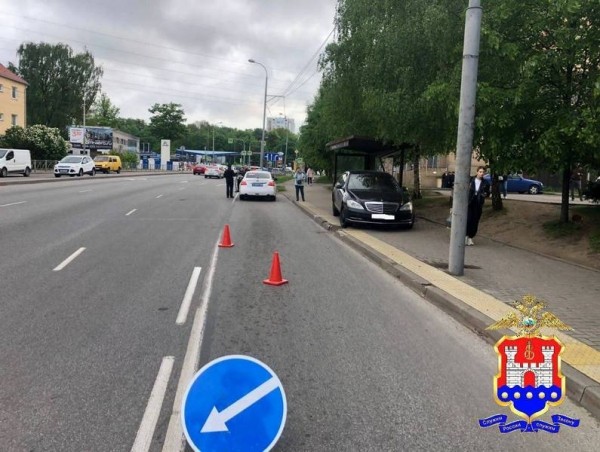 В Калининграде элитный &laquo;Мерседес&raquo; врезался в автобусную остановку