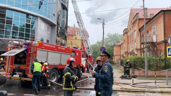 Из детского сада рядом с горящим отелем "Мартон" в Калининграде эвакуировали 121 ребенка Из детского сада рядом с горящим отелем "Мартон" в Калининграде эвакуировали 121 ребенка