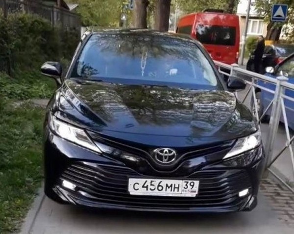 В Калининграде машины теперь ездят по тротуарам