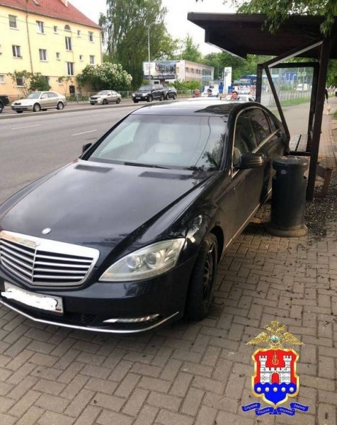 В Калининграде элитный &laquo;Мерседес&raquo; врезался в автобусную остановку