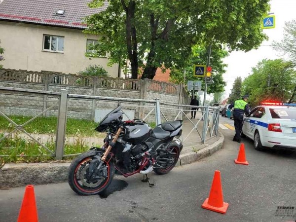 «Валяется разбитая каска»: ДТП с мотоциклистом в Калининграде «Валяется разбитая каска»: ДТП с мотоциклистом в Калининграде