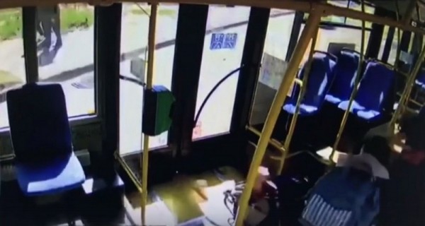 Опубликовано видео из автобуса «Калининград-ГорТранса» с падающим ребёнком Опубликовано видео из автобуса «Калининград-ГорТранса» с падающим ребёнком