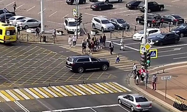 В Калининграде 6-летний мальчик не успел убежать от элитного &laquo;Майбаха&raquo;