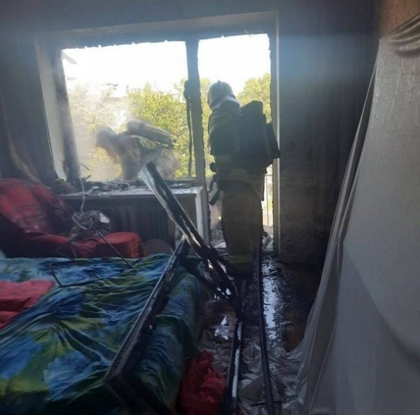 В Балтийске из квартиры с горящим балконом вынесли инвалида В Балтийске из квартиры с горящим балконом вынесли инвалида