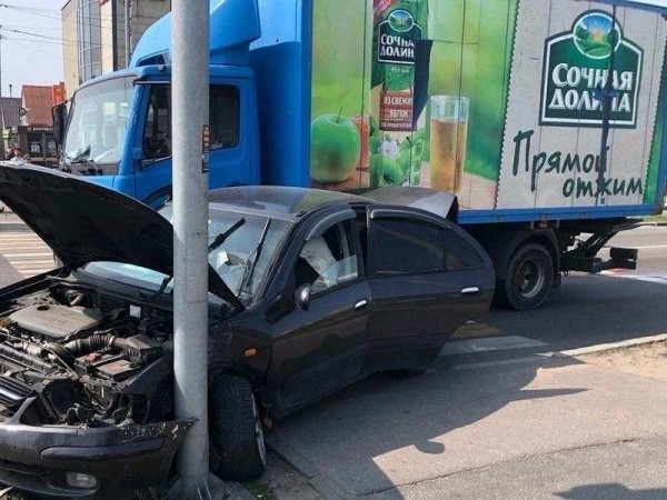 Опубликовано видео жёсткого наезда на стоящих у дороги в Калининграде Опубликовано видео жёсткого наезда на стоящих у дороги в Калининграде