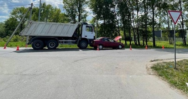 В Гурьевске водителя попавшего под грузовик «Дэу» увезли в больницу В Гурьевске водителя попавшего под грузовик «Дэу» увезли в больницу