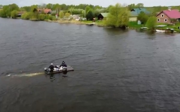 Свет в деревни Полесского района привозят на маленьком плоту