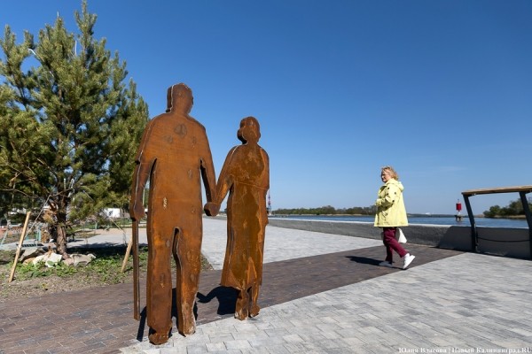 Лавки-бананы, деревянные паруса: в Светлом открыли набережную после реконструкции (фото)