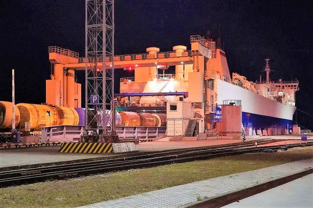 Паром «Амбал» доставил в Усть-Лугу первую партию калининградской соли
Паром «Амбал» доставил в Усть-Лугу первую партию калининградской соли