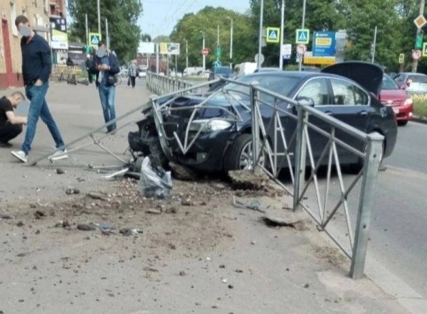 В Калининграде пешеход родился заново после выталкивания БМВ на тротуар
