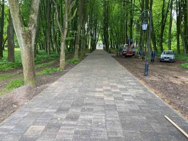 В Черняховске замостили плиткой аллею в честь героев СВО В Черняховске замостили плиткой аллею в честь героев СВО