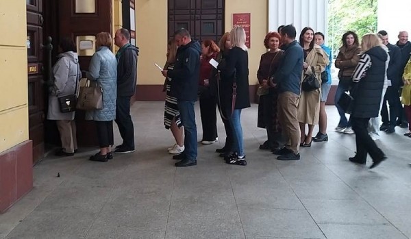 Сотни людей выстроились в очередь в Драмтеатр в Калининграде Сотни людей выстроились в очередь в Драмтеатр в Калининграде
