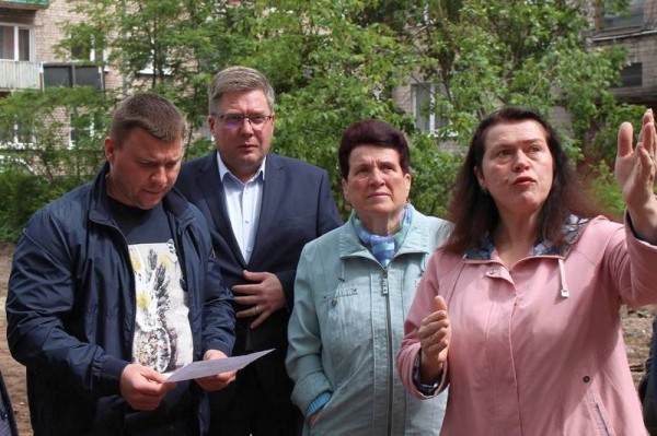 Жители Советска умоляют мэра срубить деревья во дворе на улице Победы Жители Советска умоляют мэра срубить деревья во дворе на улице Победы