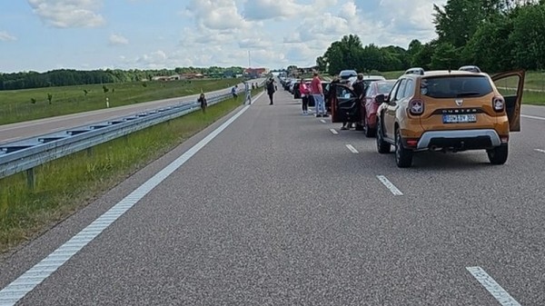 Немцы мучаются в очередях в Калининградскую область до обмороков Немцы мучаются в очередях в Калининградскую область до обмороков