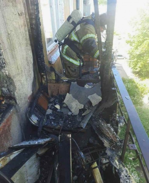 В Балтийске из квартиры с горящим балконом вынесли инвалида В Балтийске из квартиры с горящим балконом вынесли инвалида