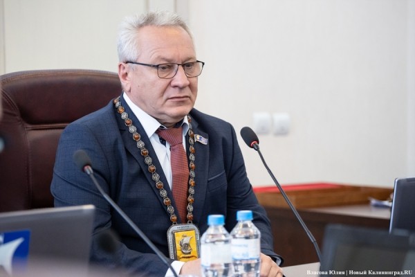 &laquo;Вытирая пот со лба&raquo;: как избирали нового главу Калининграда (фото)