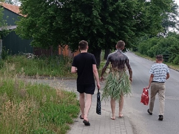 По Балтийску демонстративно прошёл раздетый и перекрашенный мужчина