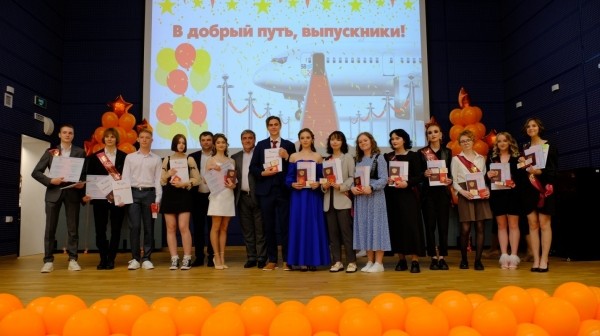 В школах Калининграда вручили аттестаты о среднем общем образовании В школах Калининграда вручили аттестаты о среднем общем образовании