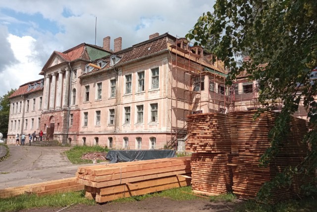 На здании старинного крайсхауса в Железнодорожном начали менять кровлю
На здании старинного крайсхауса в Железнодорожном начали менять кровлю