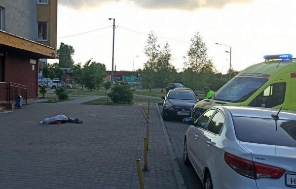 В Калининграде с высотного дома упал мужчина В Калининграде с высотного дома упал мужчина