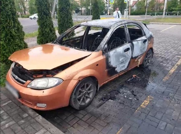 В Калининграде велосипедист сжёг подрезавшую его машину В Калининграде велосипедист сжёг подрезавшую его машину