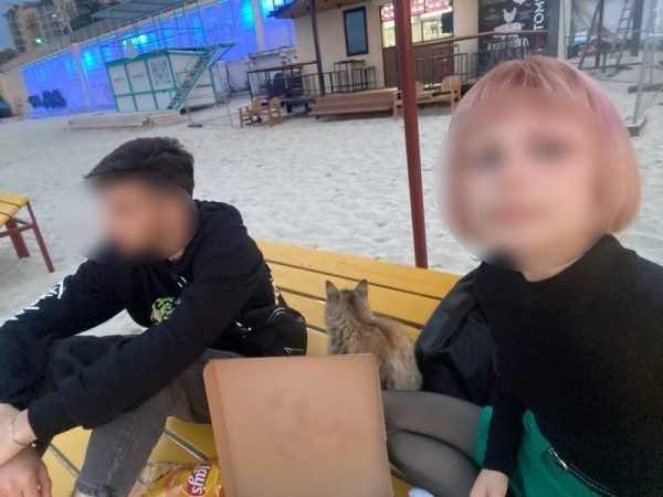 Изгнанная из супермаркета кошка стала живым талисманом пляжа в Пионерском Изгнанная из супермаркета кошка стала живым талисманом пляжа в Пионерском