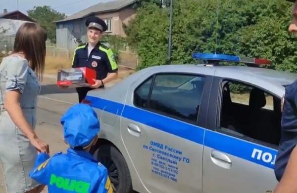 В Светлом полицейские подарили мальчику машину с мигалками