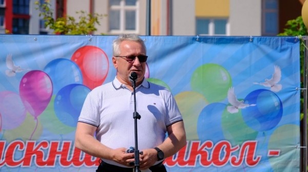 На Сельме выпускники-медалисты высадили 150 сиреней