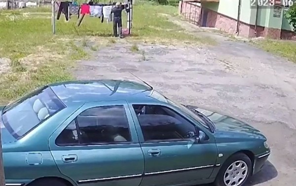 В Правдинске ищут укравшего женские трусы с сушки на улице (видео)