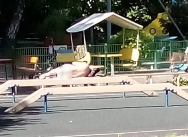 В детском саду в Калининграде на детской площадке сняли голого мужчину В детском саду в Калининграде на детской площадке сняли голого мужчину
