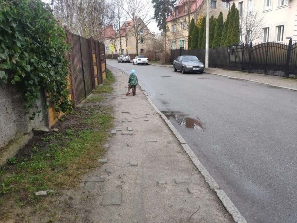 Мать падающих детей указала Дятловой на плохие тротуары элитного района