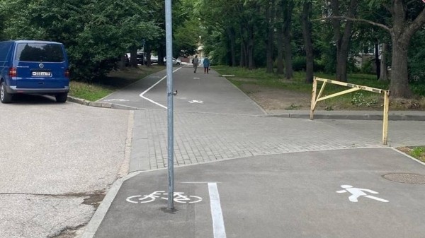 Калининградская полиция проверяет, почему посреди велодорожек оказались дорожные знаки