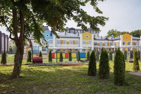 Только суд: в Калининграде временно закрыли новый детсад из-за обрушения потолочной штукатурки (фото)