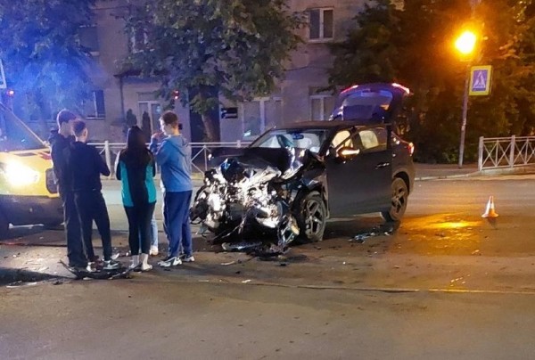 Два богатых автомобиля столкнулись ночью в Калининграде Два богатых автомобиля столкнулись ночью в Калининграде