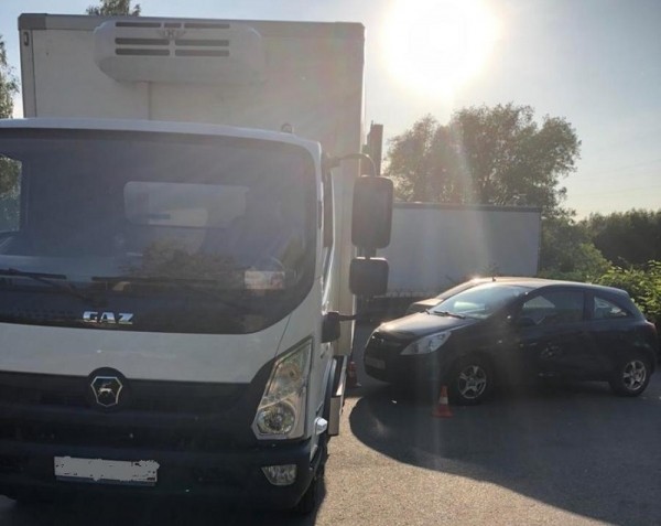 В Калининграде «Опель» прижал ребёнка к грузовику В Калининграде «Опель» прижал ребёнка к грузовику