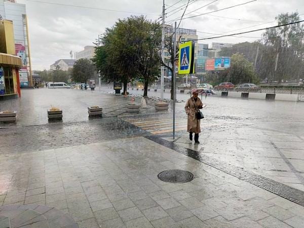 На Калининградскую область летит новый кромешный дождь с молниями На Калининградскую область летит новый кромешный дождь с молниями