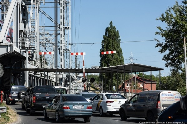 Останется с одним тротуаром: в Калининграде до августа закрыли мост на Суворова (фото)