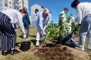 
						&laquo;Индия, Ладога и День Победы&raquo;: в сквере на Сельме высадили 150 кустов сирени (фото)			Избранное								