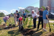 
						&laquo;Индия, Ладога и День Победы&raquo;: в сквере на Сельме высадили 150 кустов сирени (фото)			Избранное								